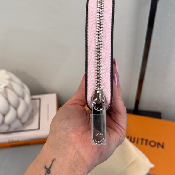 Louis Vuitton Pink Escale patterned zippy full inclusion - Picture 3 of 9